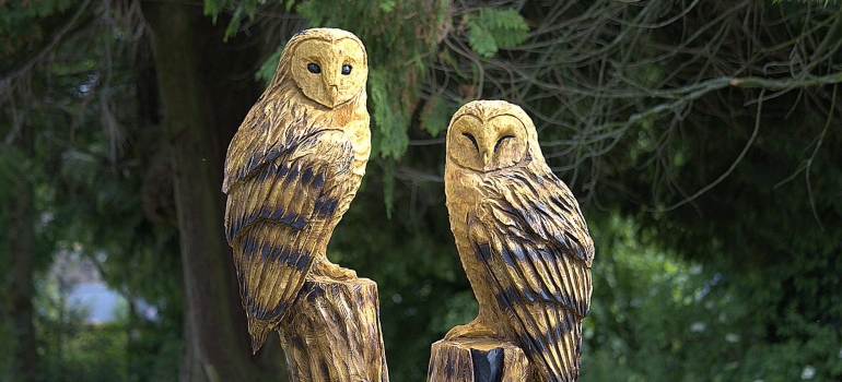 A chainsaw sculpture of a pair of owls.