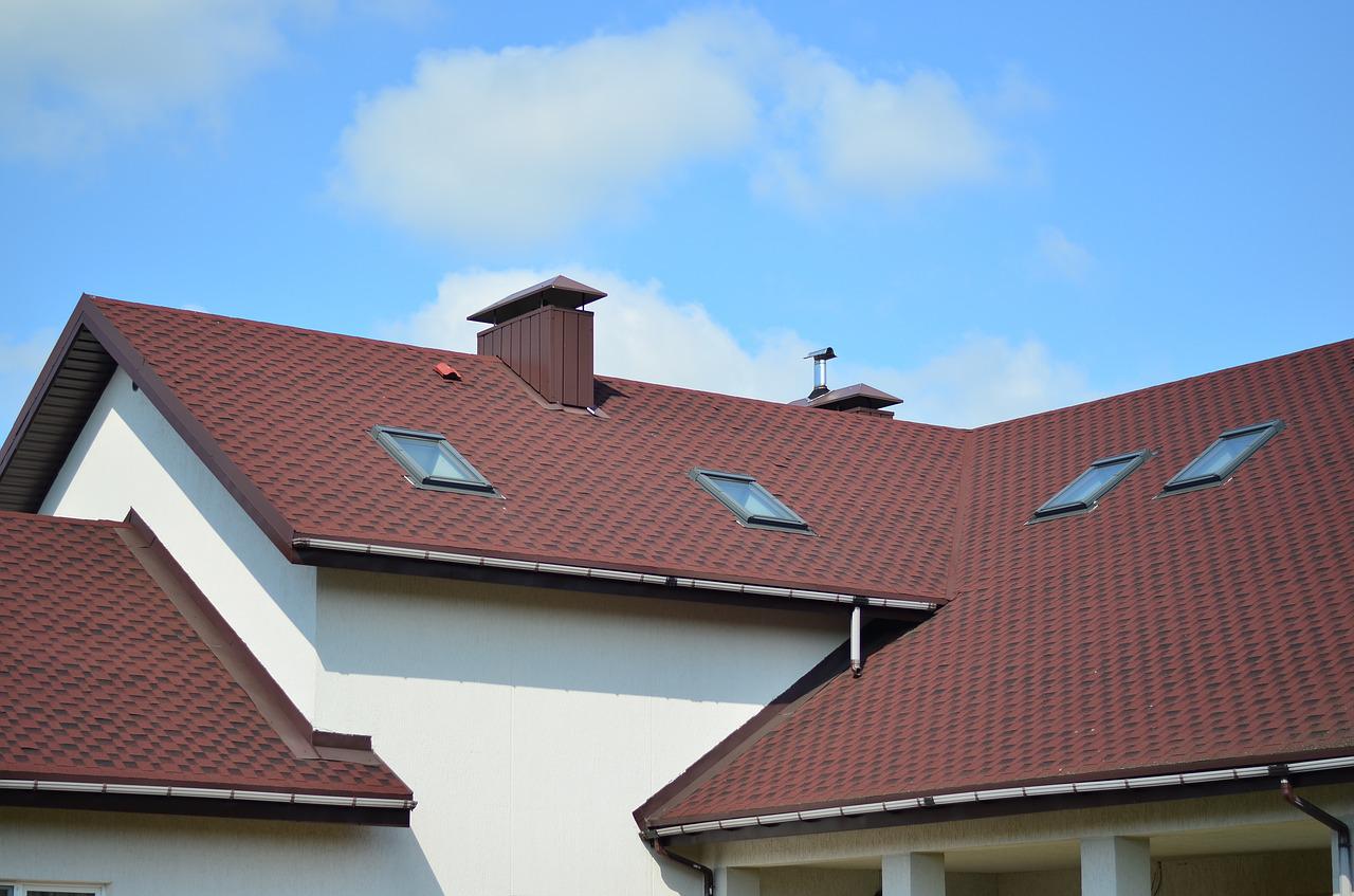 Efficient roof cleaning and maintenance tips