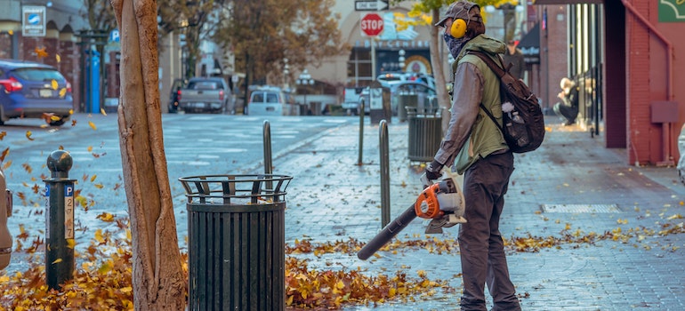 Leaf blower as a tool to use for artificial turf maintenance in the winter 